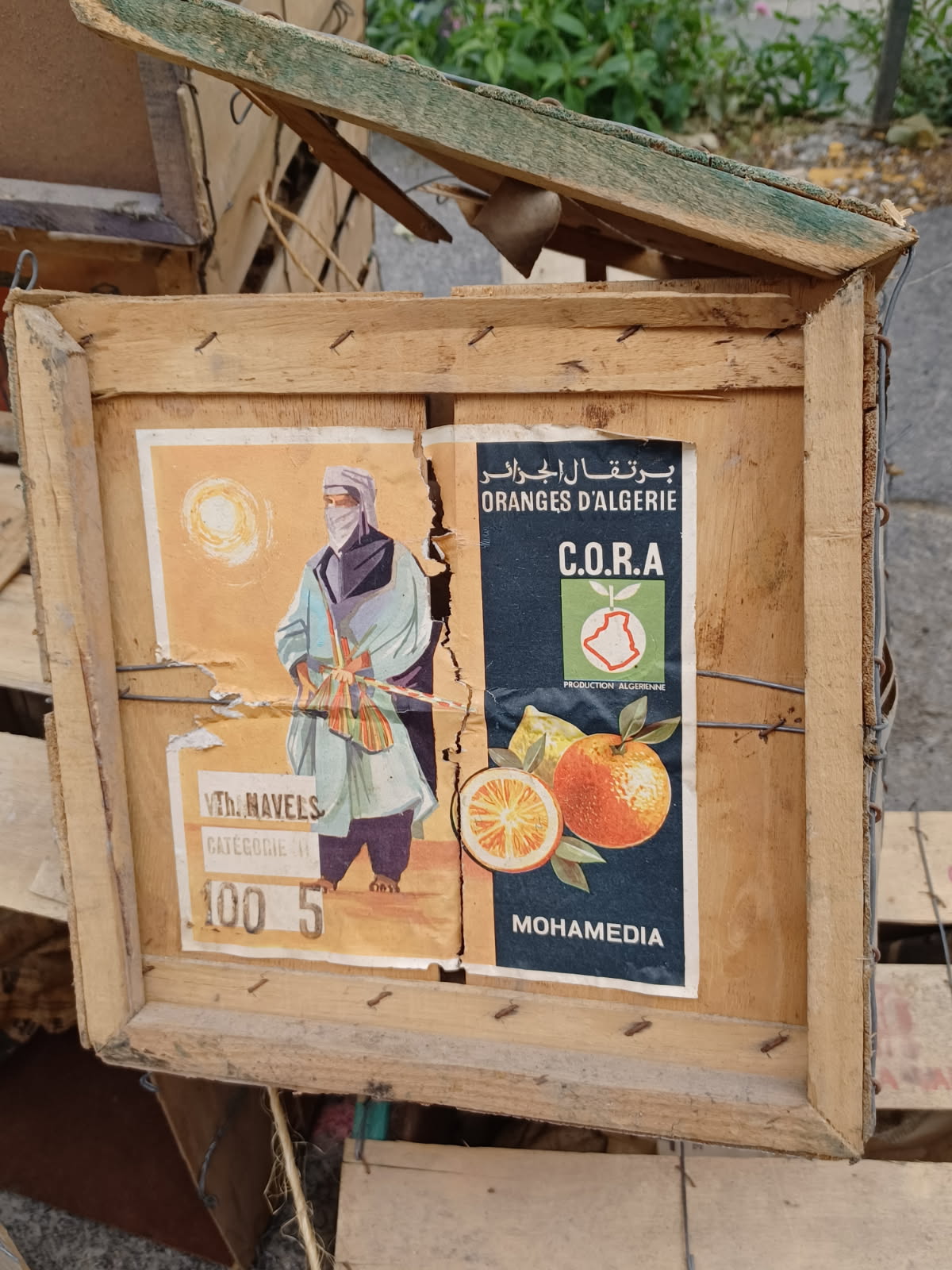 Souvenirs, souvenirs... et vous que feriez-vous de ces anciennes caisses à fruits d'Afrique du Nord ?